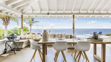 Luxury-Villa, 4 Schlafzimmer, eigener Pool, Meerblick | Terrasse/Patio