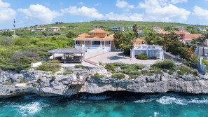 Vila luxo, 4 quartos, piscina particular, vista para o oceano | Terraço/pátio