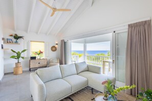 Comfort-Villa, 4 Schlafzimmer, eigener Pool, Meerblick (1) | Wohnbereich | 32-Zoll-Smart-TV mit Digitalempfang, Fernseher