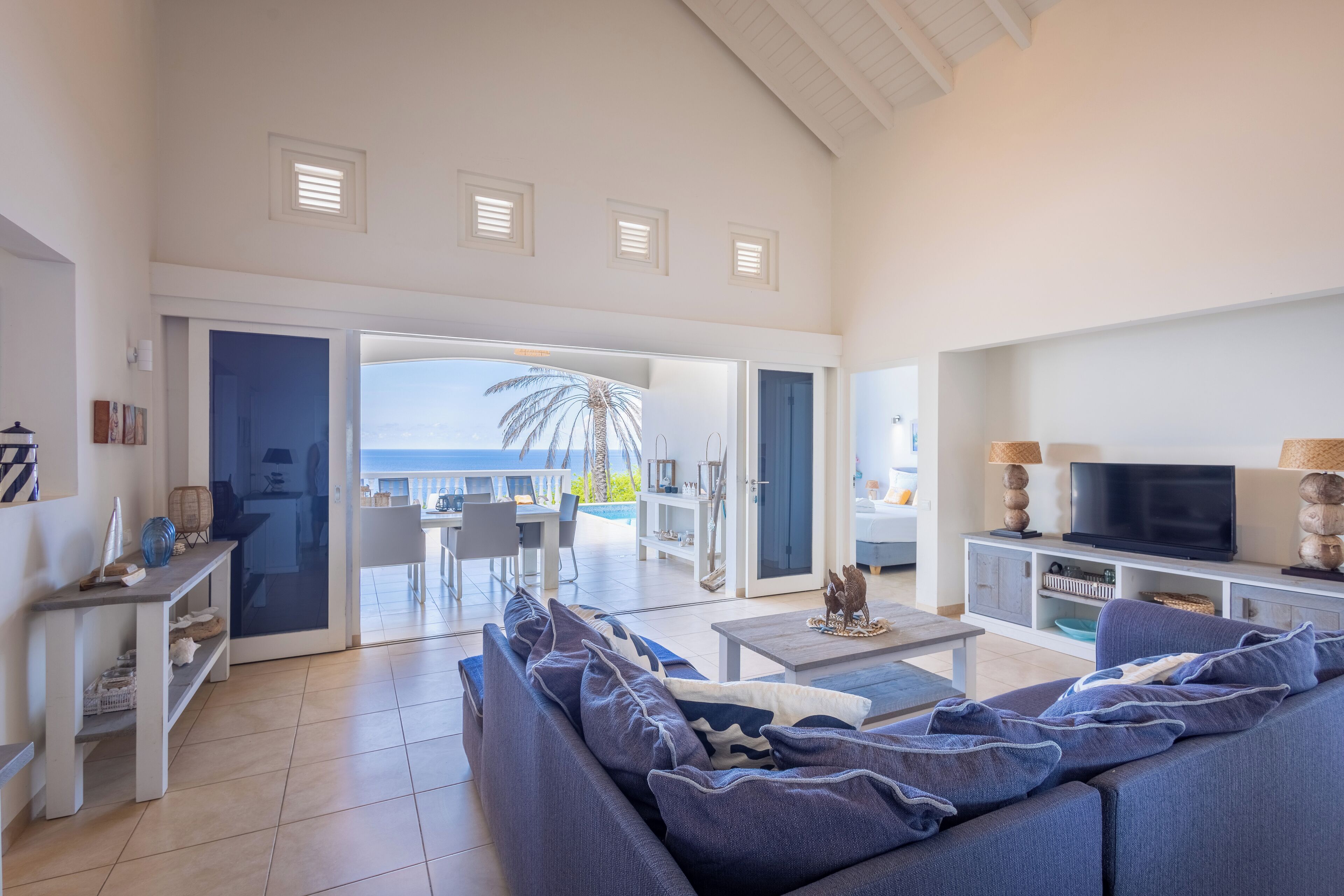 Superior-huvila, 4 makuuhuonetta, yksityinen uima-allas, valtamerinäköala | Oleskelualue | 32–tuumainen äly-TV, jossa digitaalikanavat