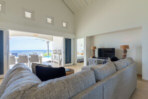 Superior-Villa, 4 Schlafzimmer, eigener Pool, Meerblick | Wohnbereich | 32-Zoll-Smart-TV mit Digitalempfang, Fernseher