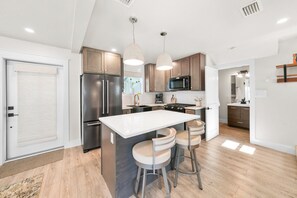 Réfrigérateur, micro-ondes, four, lave-vaisselle