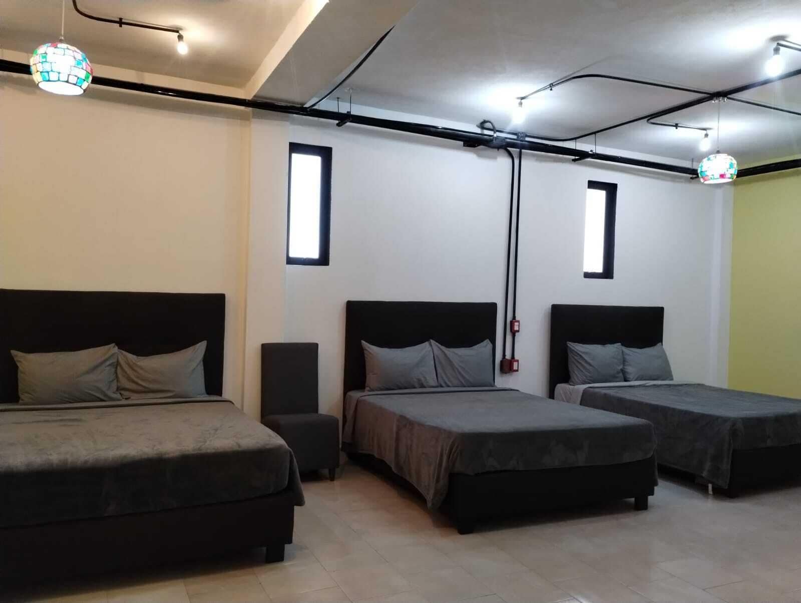 Quarto triplo família | Ferros/tábuas de passar roupa, roupa de cama