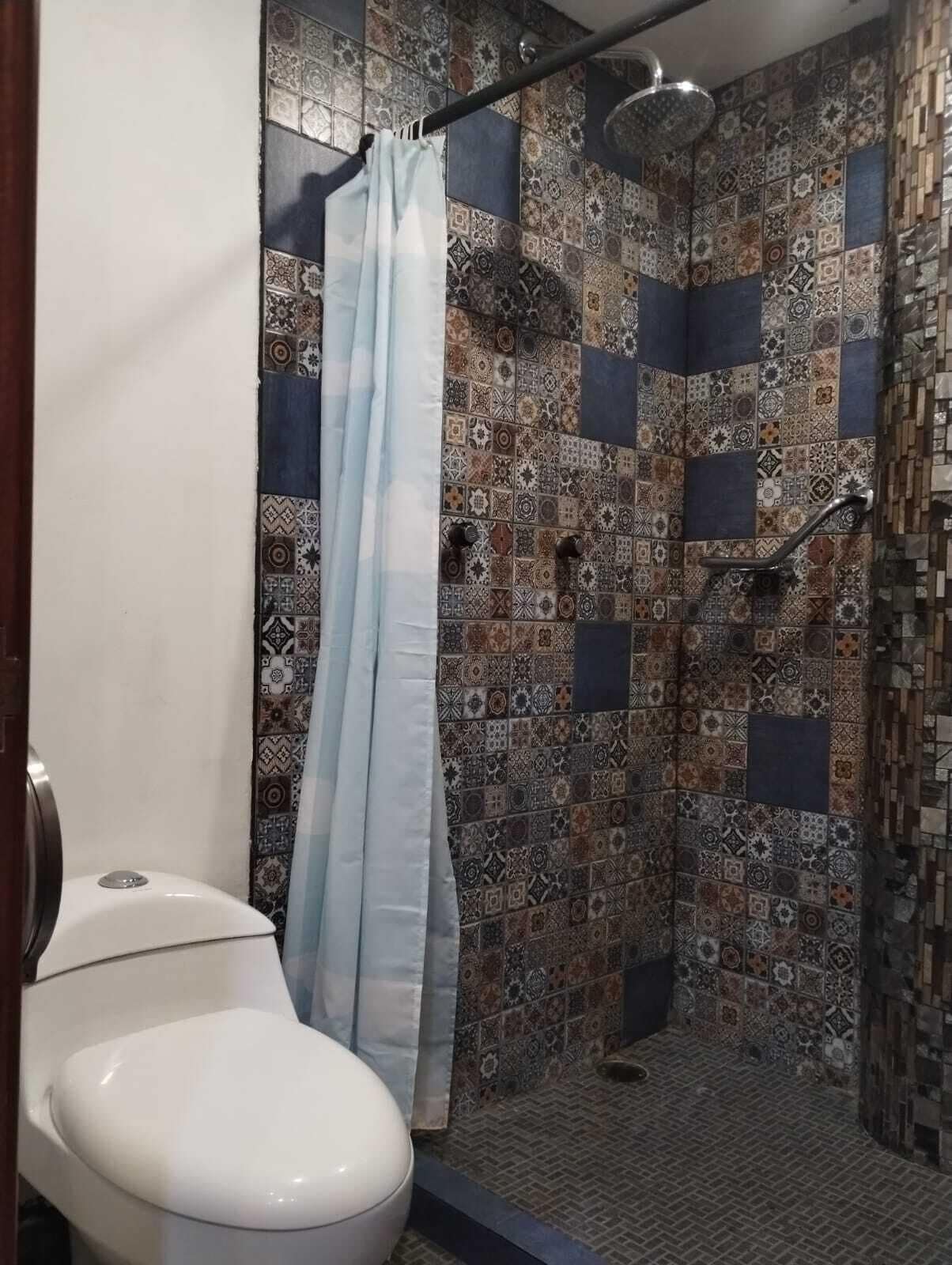 Ducha, toallas, jabón, shampoo