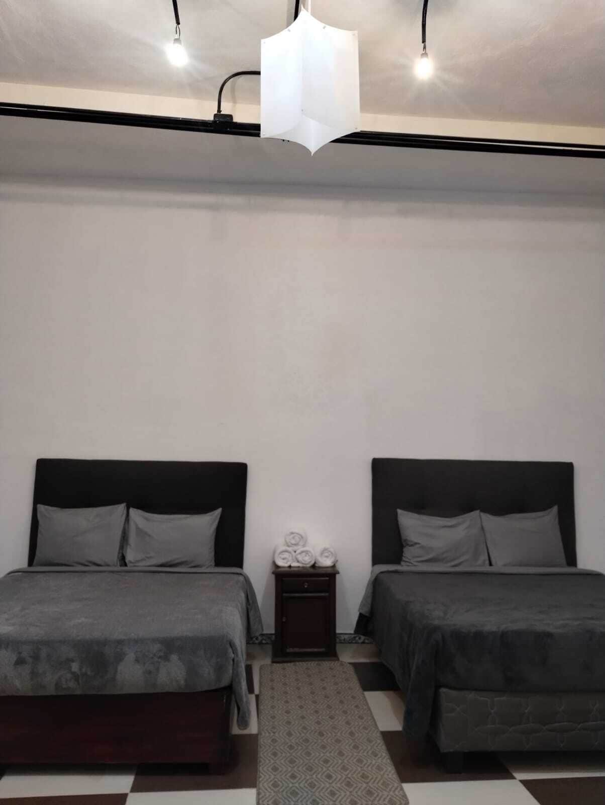 Quarto casal standard, 1 quarto | Ferros/tábuas de passar roupa, roupa de cama