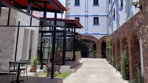 Un edificio con un cartel que dice 'the lab', un área de estar al aire libre techada y una pared de ladrillo en un lateral.