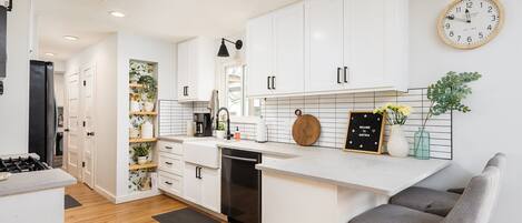 冷蔵庫、電子レンジ、オーブン、コンロ