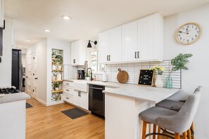 Fridge, microwave, oven, stovetop - 10 Min to Downtown~Luxury Home w/ Pool, Outdoor TV (Austin)