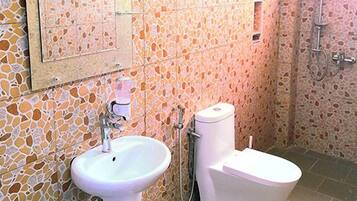 Suihku, hiustenkuivaaja, bidee, pyyhkeet