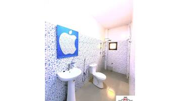 Douche, sèche-cheveux, bidet, serviettes fournies