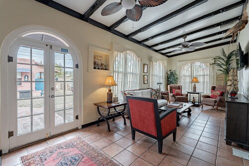 Historic 3BD/2BA Bungalow Steps From the UA w/ Yard - Low Summer Rates! 🏡