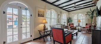 Historic 3BD/2BA Bungalow Steps From the UA w/ Yard - Low Summer Rates! 🏡