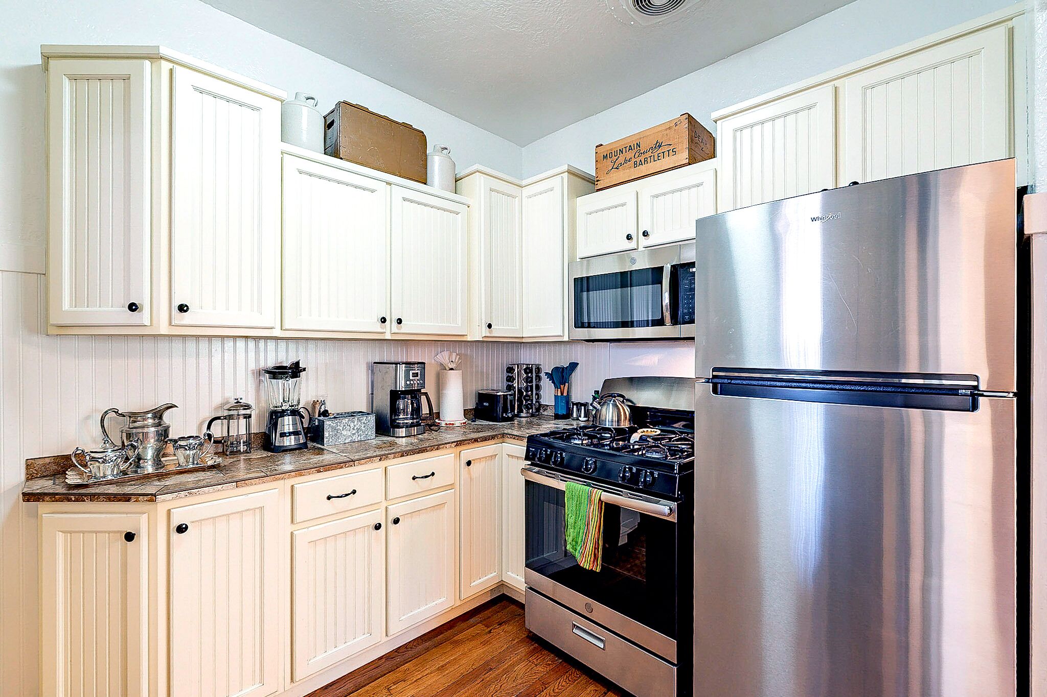 Full-sized fridge, microwave, oven, stovetop