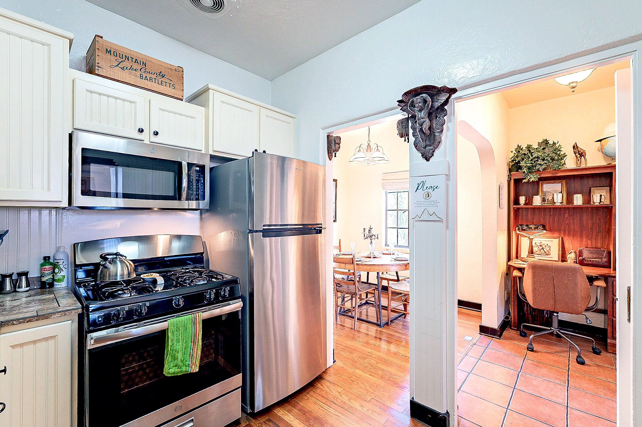 Full-sized fridge, microwave, oven, stovetop