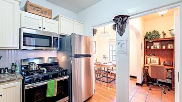 Full-size fridge, microwave, oven, stovetop