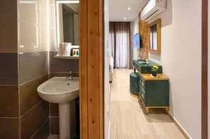 Shower, rainfall showerhead, free toiletries, hair dryer - Grand Museum Guest House pyramids view (Giza)