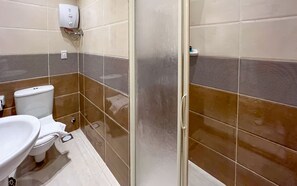 Shower, rainfall showerhead, free toiletries, hair dryer - Grand Museum Guest House pyramids view (Giza)