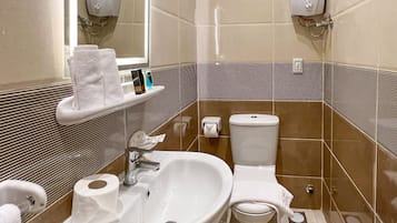 Shower, rainfall showerhead, free toiletries, hair dryer