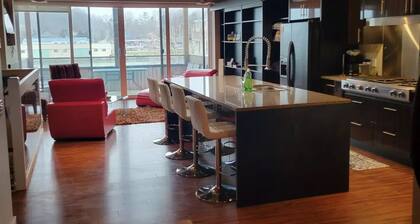 Restful Portside Retreat! 2 minute walk to the beach