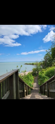 Restful Portside Retreat! 2 minute walk to the beach