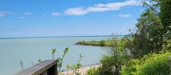 Restful Portside Retreat! 2 minute walk to the beach