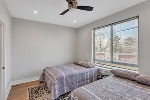 6 bedrooms, iron/ironing board, WiFi, bed sheets - LARGE and In Charge - 6 Bedroom stunner in University City - Philadelphia by RedAwning (Philadelphia)