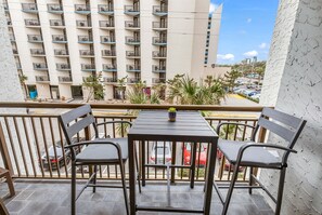 Outdoor dining - Oceanview Efficiency, Starbucks, Pools, Hot Tubs (Myrtle Beach)