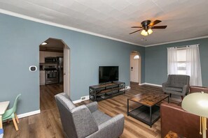 Smart TV - Updated 3BR home. Sleeps 6 (West Des Moines)