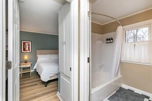 3 bedrooms, desk, iron/ironing board, travel cot - Updated 3BR home. Sleeps 6 (West Des Moines)