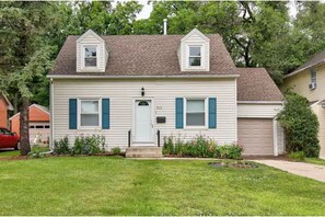 Exterior - Updated 3BR home. Sleeps 6 (West Des Moines)