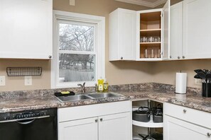 Fridge, microwave, oven, stovetop - Updated 3BR home. Sleeps 6 (West Des Moines)