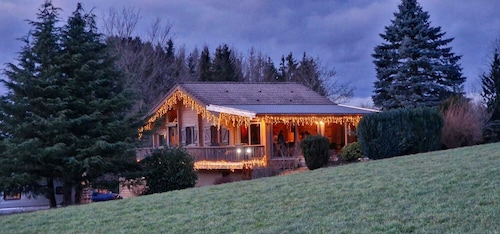 Pétillant Chalet aux 3 Étangs Avec Spa, Sauna et Véranda