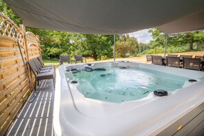 Bain à remous extérieur