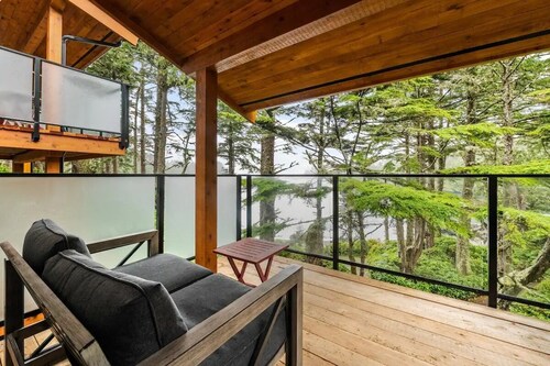 Ocean Views from 2 Decks! Beachfront ⎮ Amphitrite