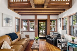 Smart TV, fireplace - Ocean Views from 2 Decks! Beachfront ⎮ Amphitrite (Ucluelet)