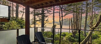 Ocean Views from 2 Decks! Beachfront ⎮ Amphitrite