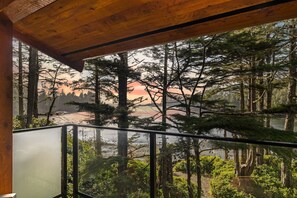 Interior - Ocean Views from 2 Decks! Beachfront ⎮ Amphitrite (Ucluelet)