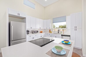 Private kitchen - 10 Min from Stadium, NEW build, King Beds, Room for 10 (Peoria)