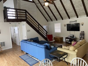 Smart-tv, dvd-spelare, böcker och ett filmbibliotek