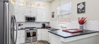 Spacious modern 4 bedroom house -downtown Waco near Silo District