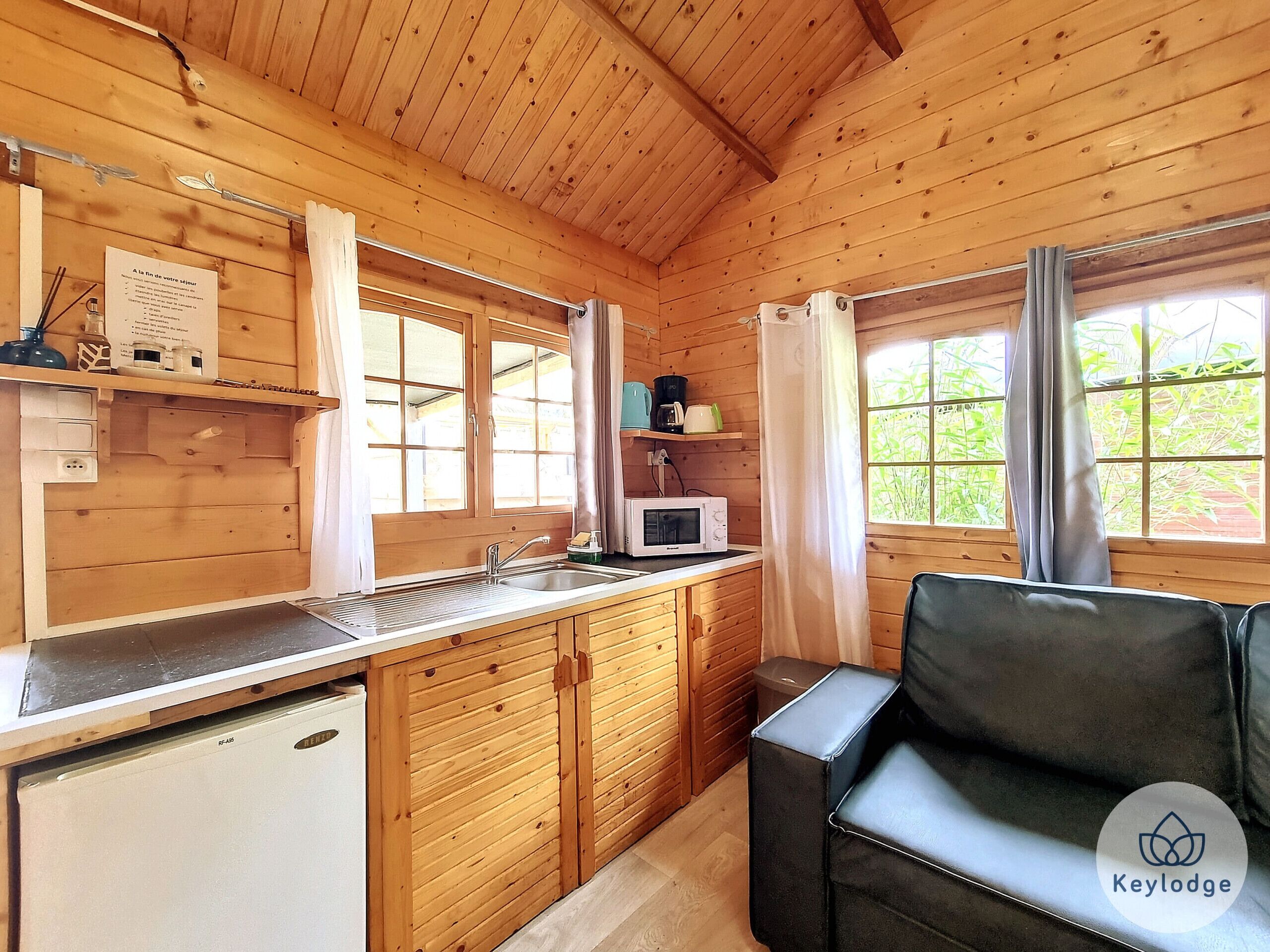 Kühlschrank, Mikrowelle, Ofen, Wasserkocher mit Kaffee-/Teezubehör