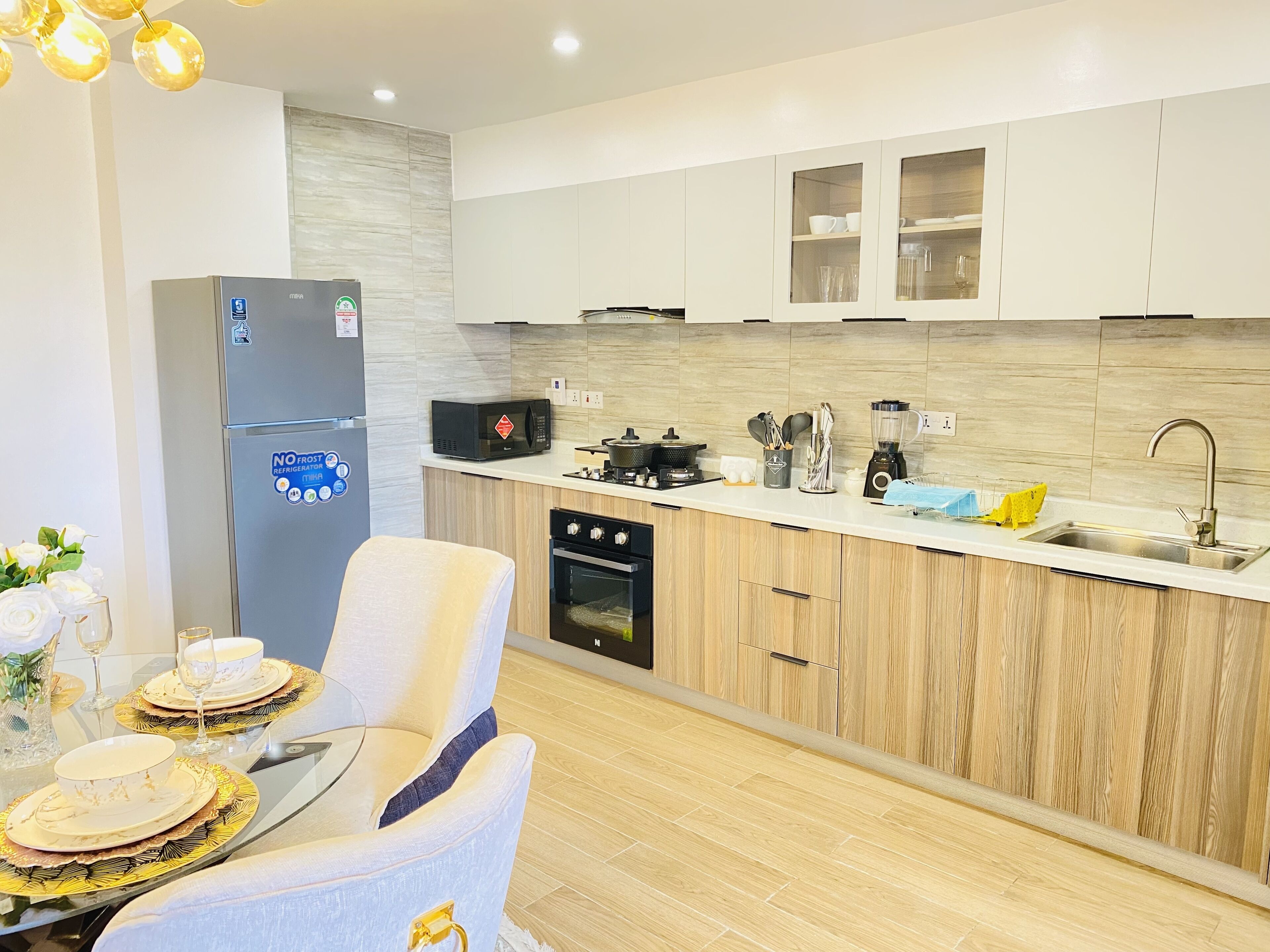 Réfrigérateur, micro-ondes, four, plaque de cuisson