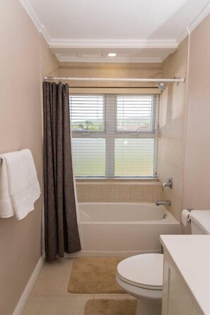 Deluxe-Haus | Badezimmer | Regendusche, Haartrockner, Handtücher, Seife