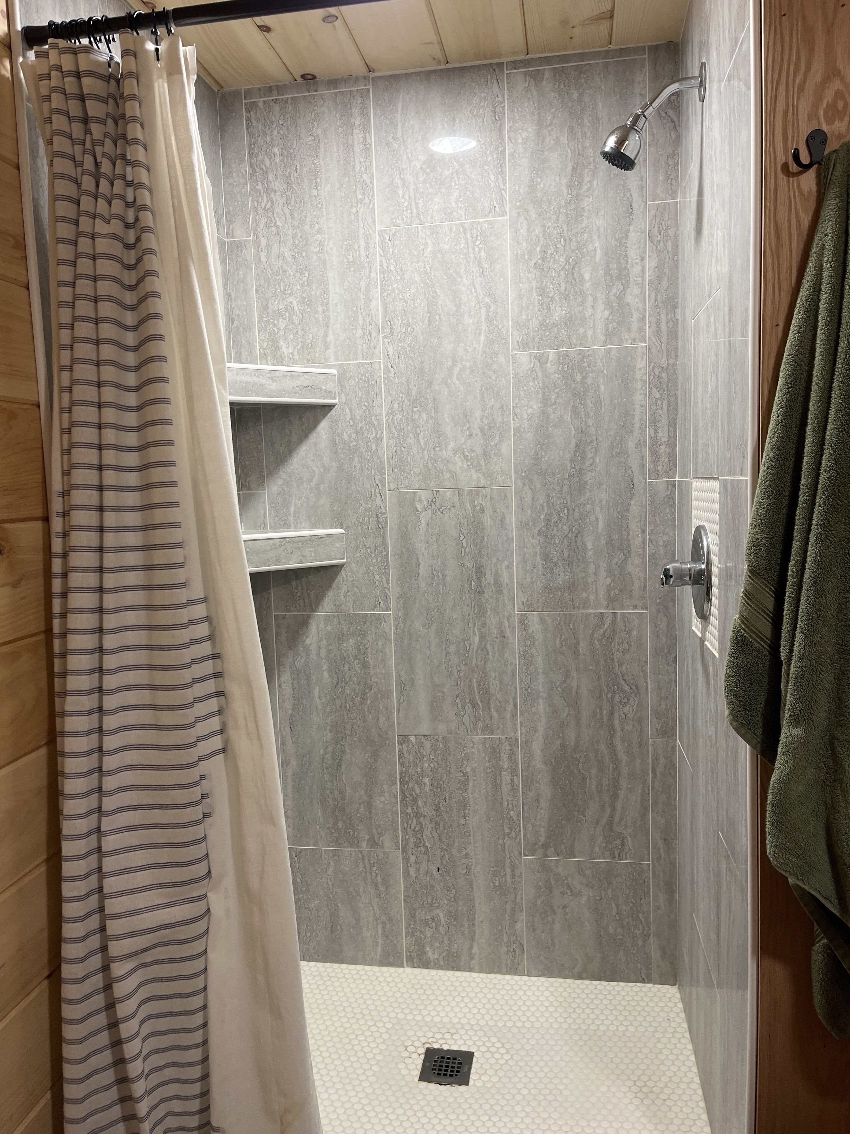 Douche, séchoir à cheveux, serviettes fournies, savon