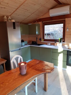 Fridge, microwave, oven, dishwasher - A romantic holiday home with its own beach (Rózansko)