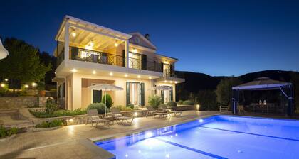 Private, luxurius, serene, pool, seaviews, family/pet friendly