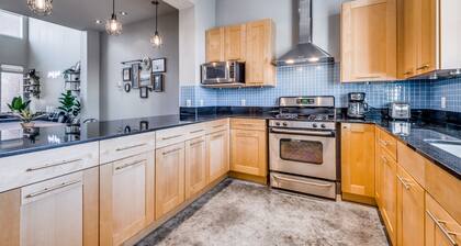 The Oleander - centrally located Luxury Townhouse steps from Magnolia Ave!