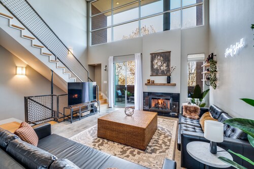 The Oleander - centrally located Luxury Townhouse steps from Magnolia Ave!