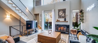 The Oleander - centrally located Luxury Townhouse steps from Magnolia Ave!