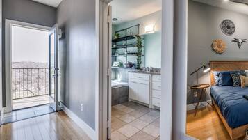 2 bedrooms, desk, iron/ironing board, free WiFi